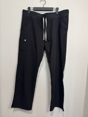 FIGS Kade Cargo Scrub Pants. Black. Large Petite. Style: t21004p. No flaws noted